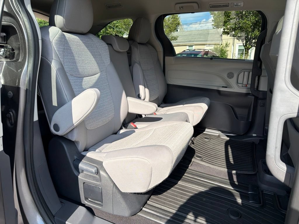 Used 2024 Toyota Sienna LE w/ LE Plus Package FWD image 29