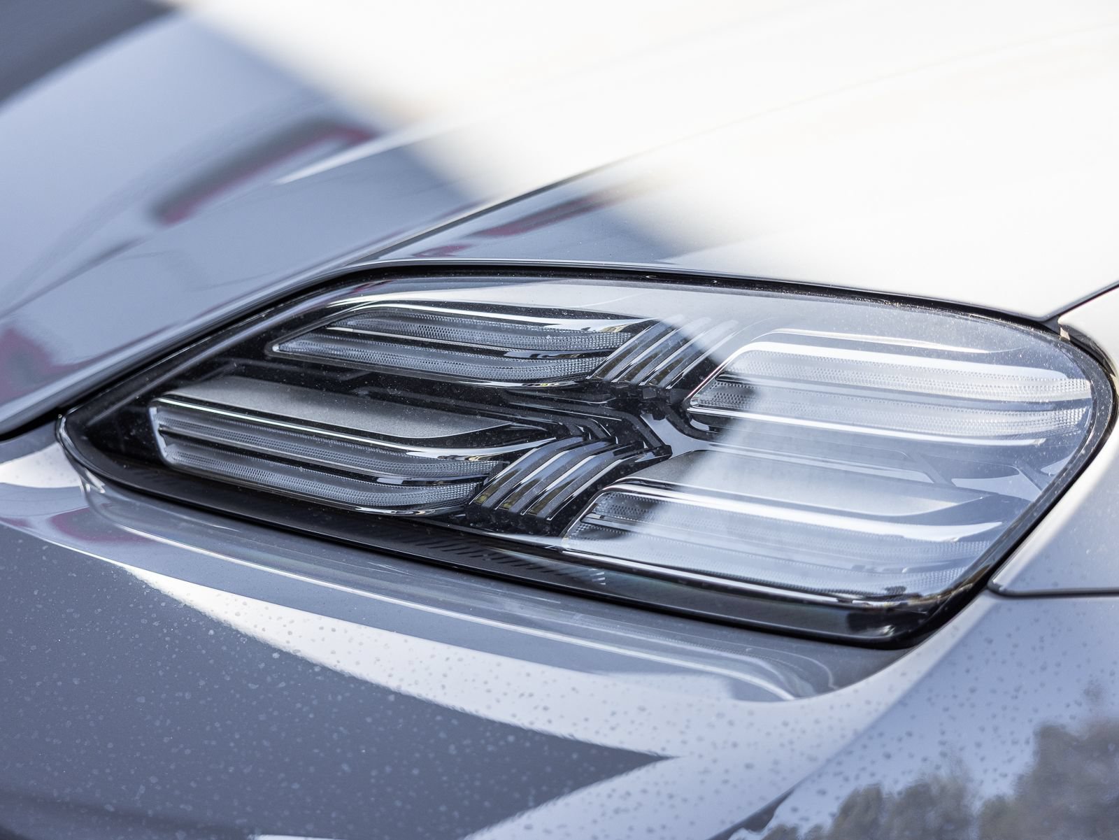 Certified 2025 Porsche Macan Turbo Electric AWD/4WD image 24