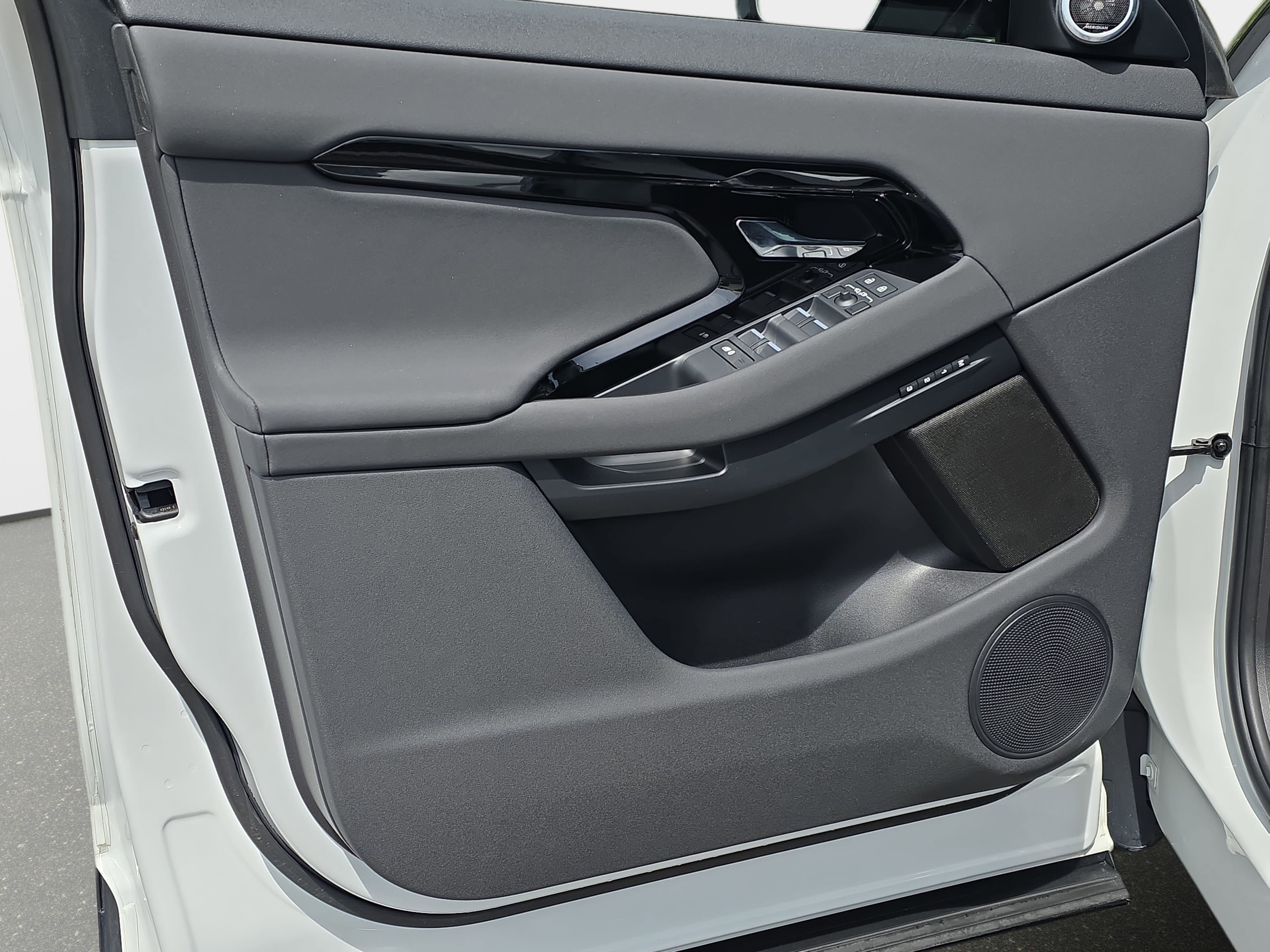 Certified 2025 Land Rover Range Rover Evoque Dynamic SE image 27