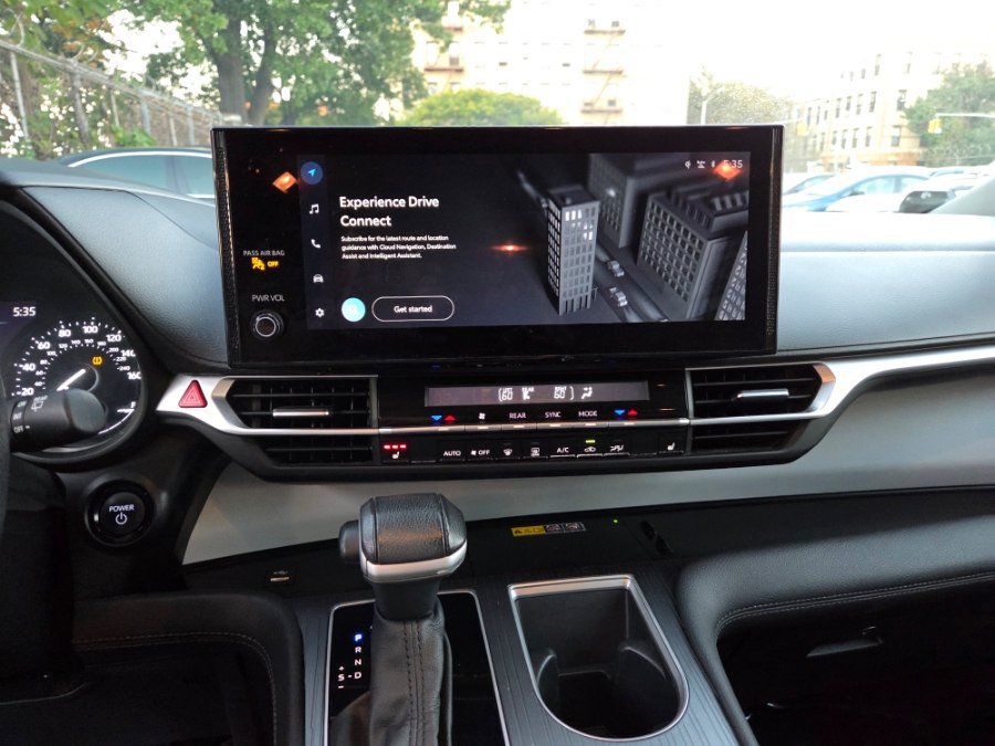 Used 2025 Toyota Sienna XLE FWD image 6