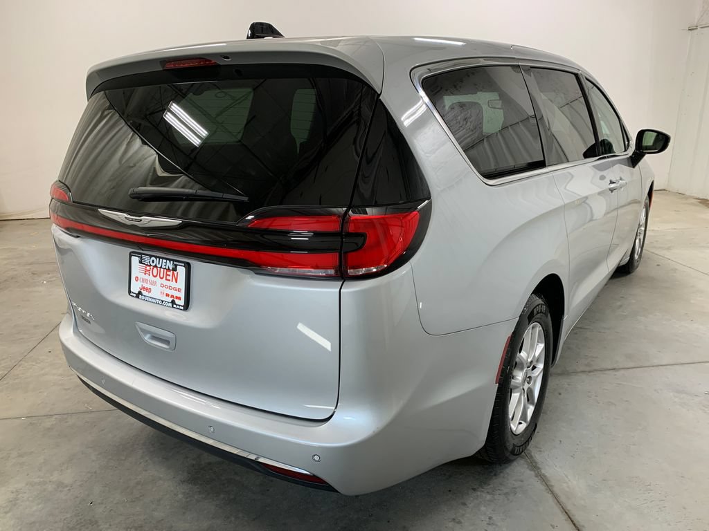 Used 2024 Chrysler Pacifica Touring-L FWD image 9