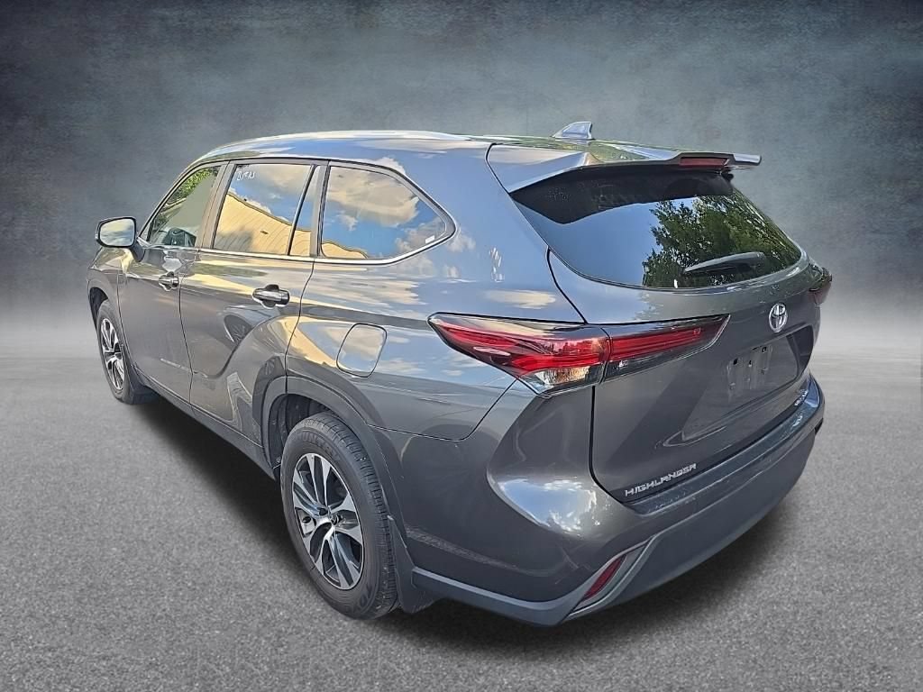 Used 2025 Toyota Highlander XLE AWD/4WD image 5