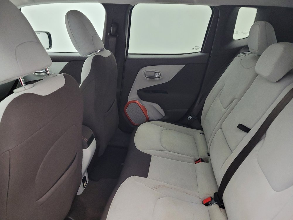 Used 2017 Jeep Renegade Latitude w/ Popular Equipment Group image 18