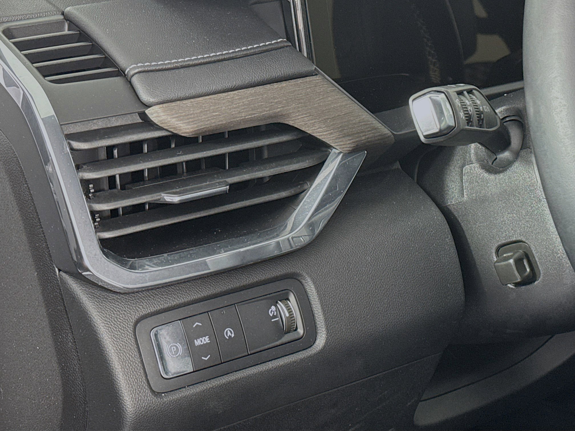 Used 2024 GMC Acadia Denali image 10