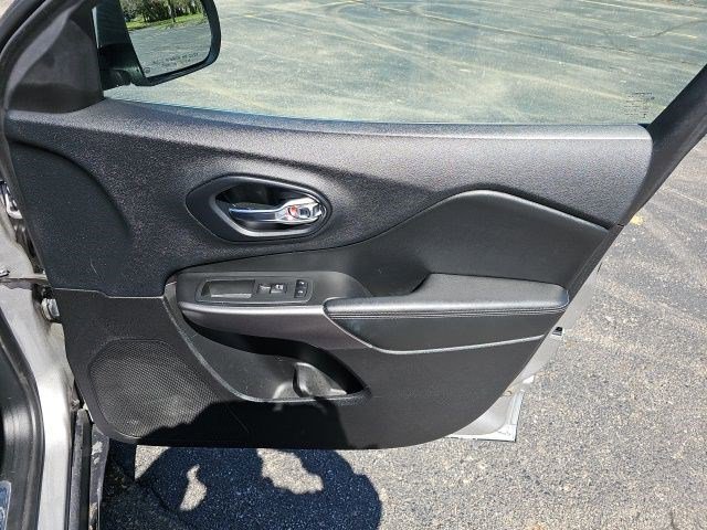 Used 2019 Jeep Cherokee Limited image 15