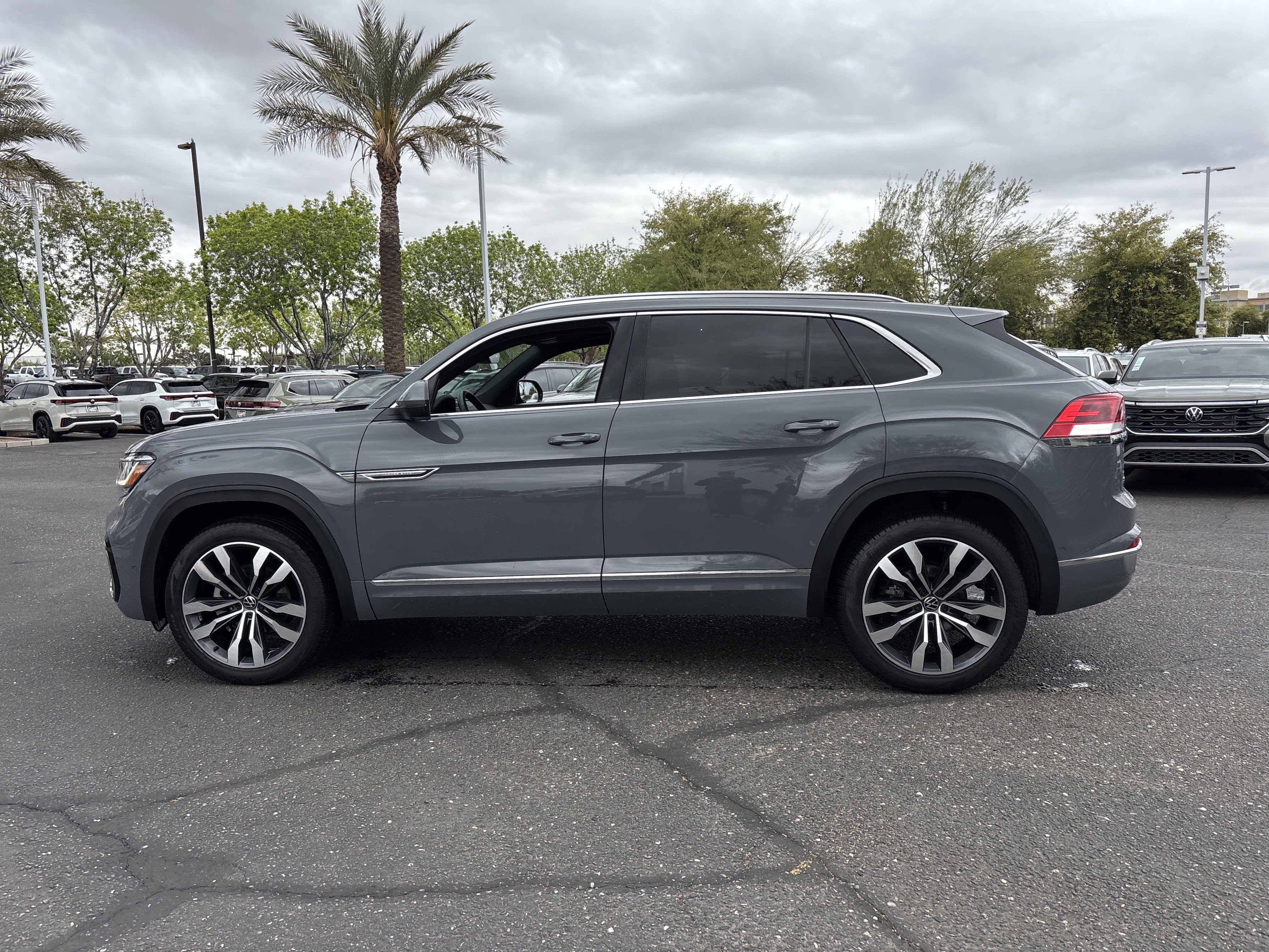 Used 2023 Volkswagen Atlas Cross Sport SEL Premium R-Line image 2