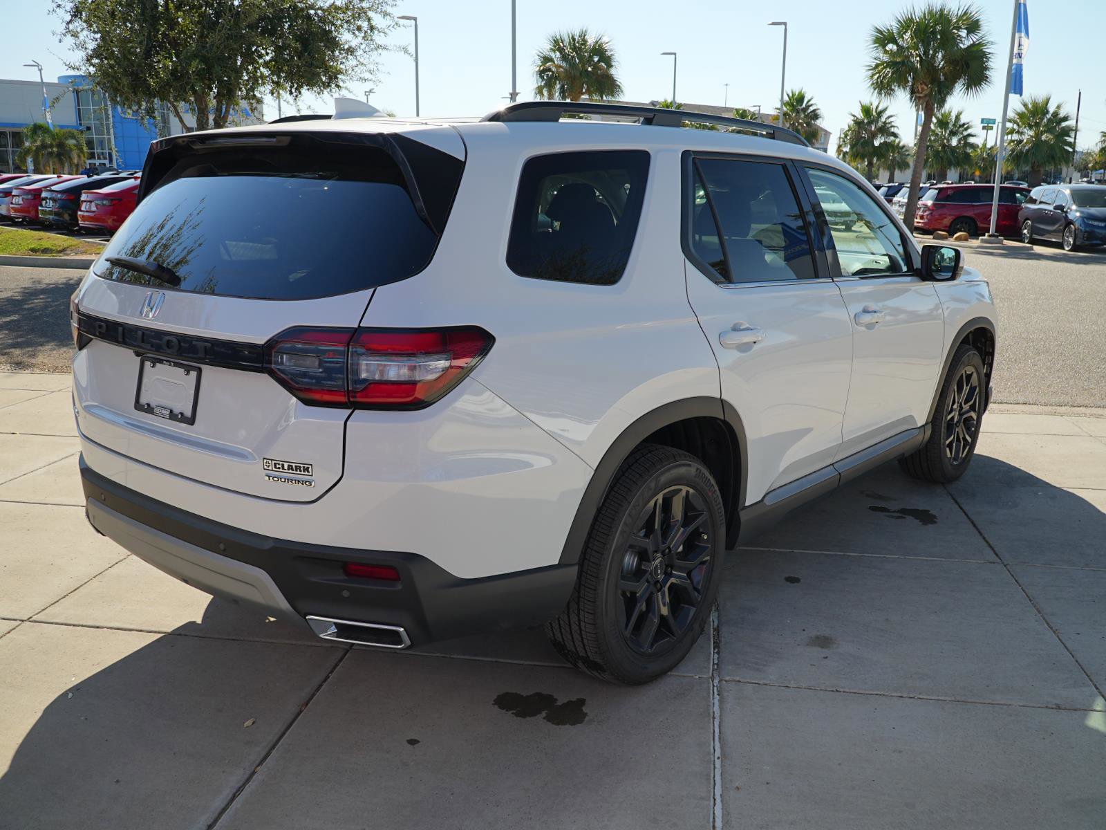 New 2025 Honda Pilot Touring image 5