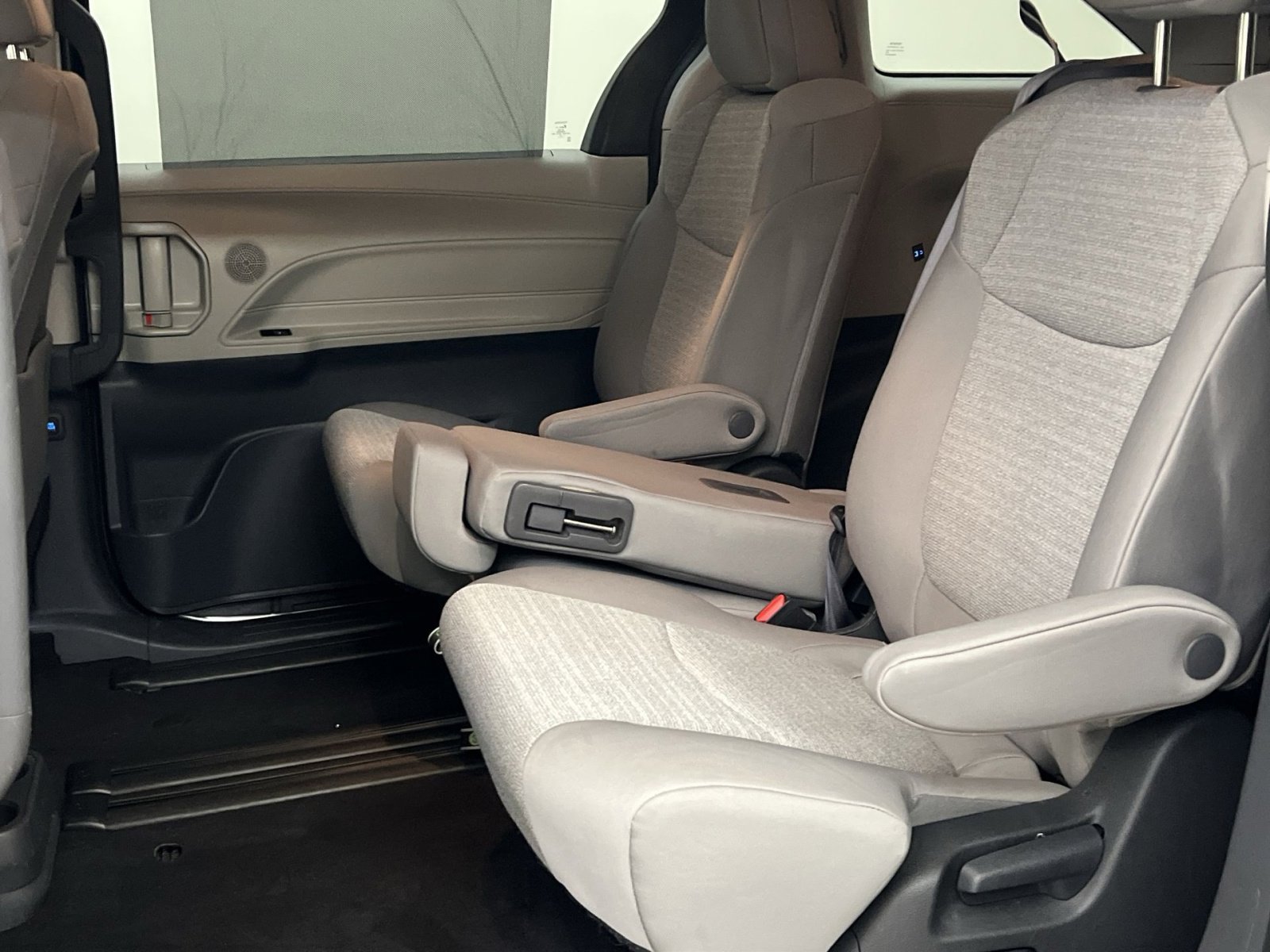 Used 2024 Toyota Sienna LE image 23