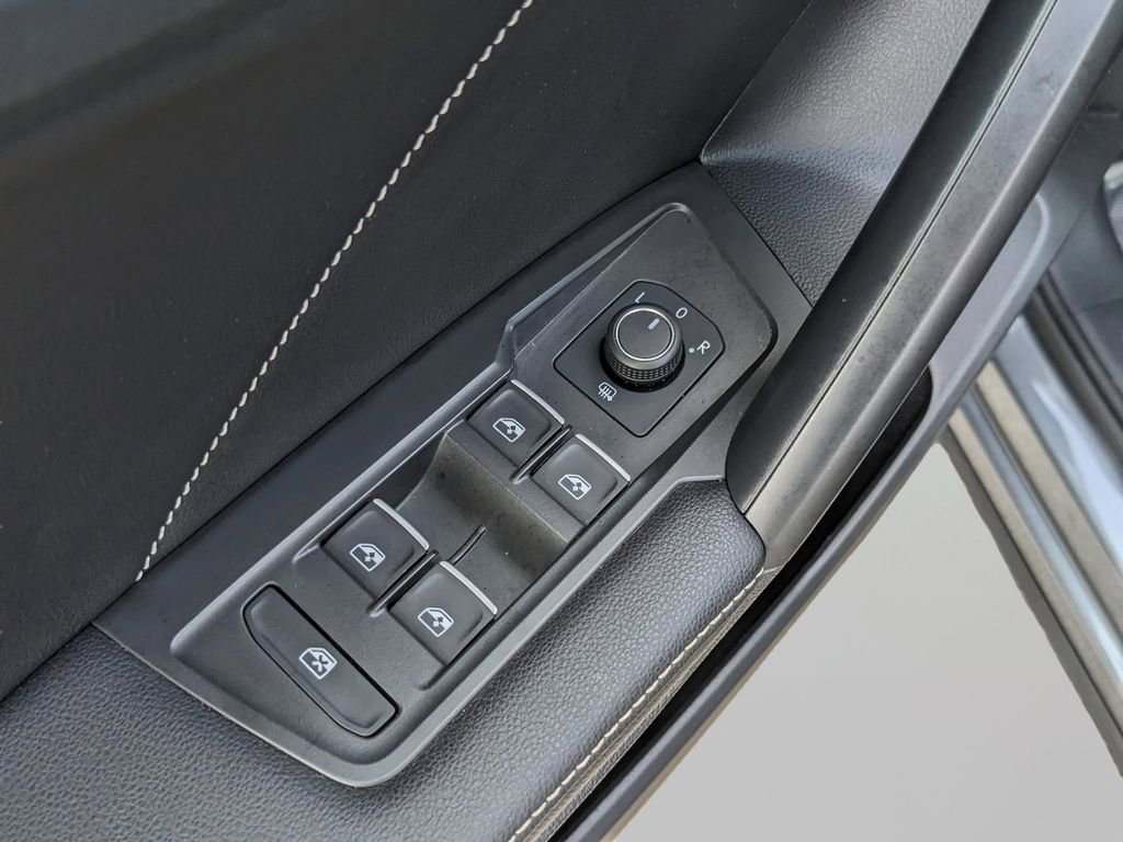 Certified 2022 Volkswagen Tiguan SE R-Line image 19