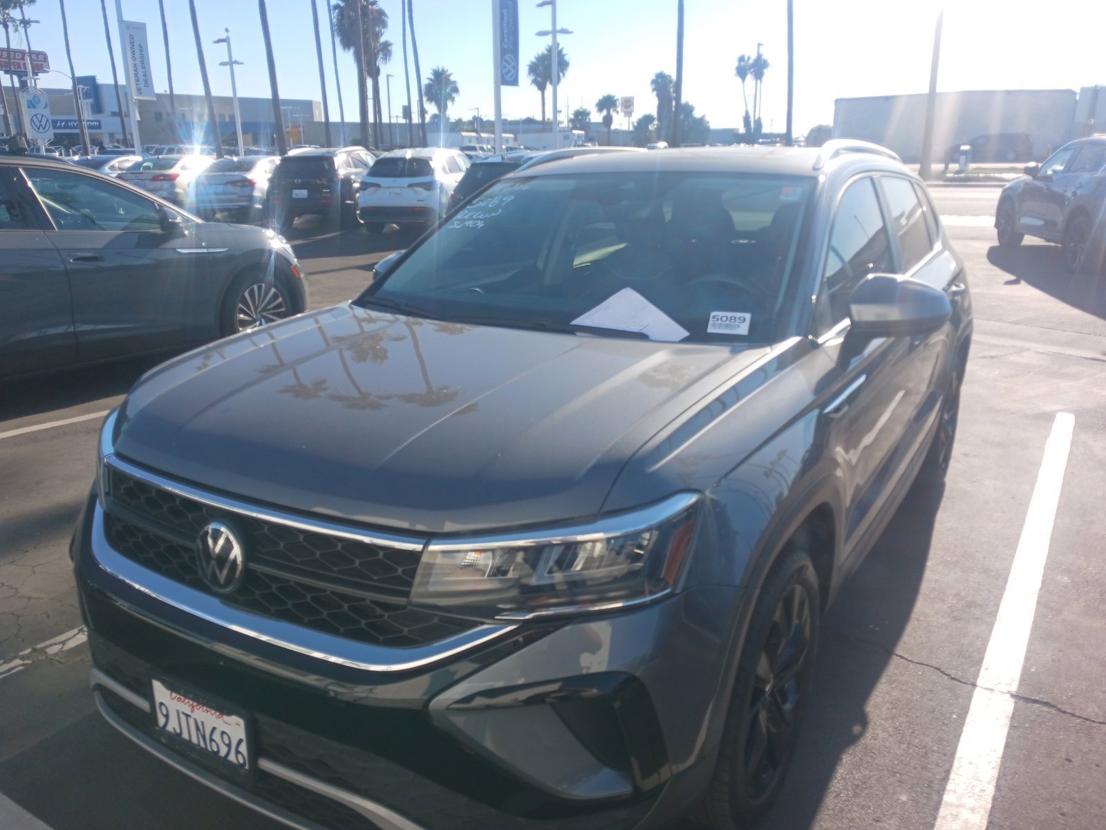 Used 2023 Volkswagen Taos SE w/ Panoramic Sunroof Package