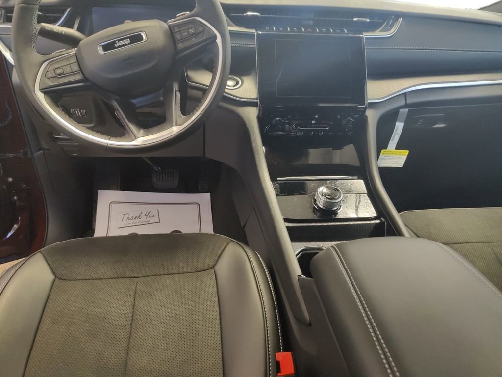 New 2025 Jeep Grand Cherokee Altitude image 12