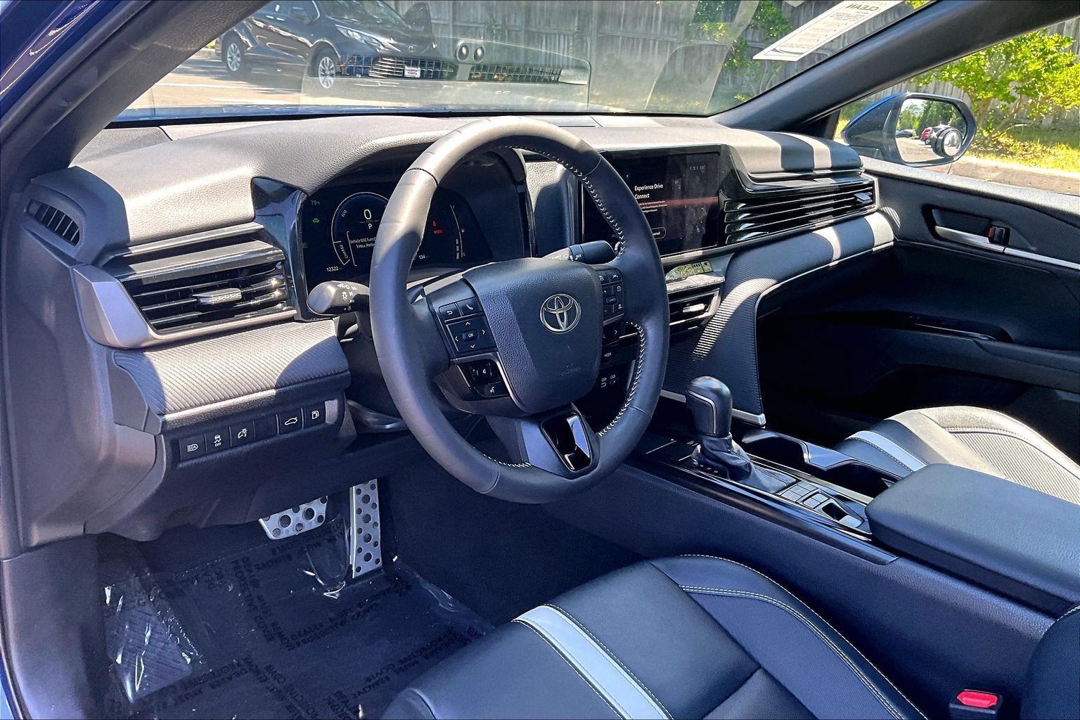 Used 2025 Toyota Camry SE w/ Convenience Package FWD image 13
