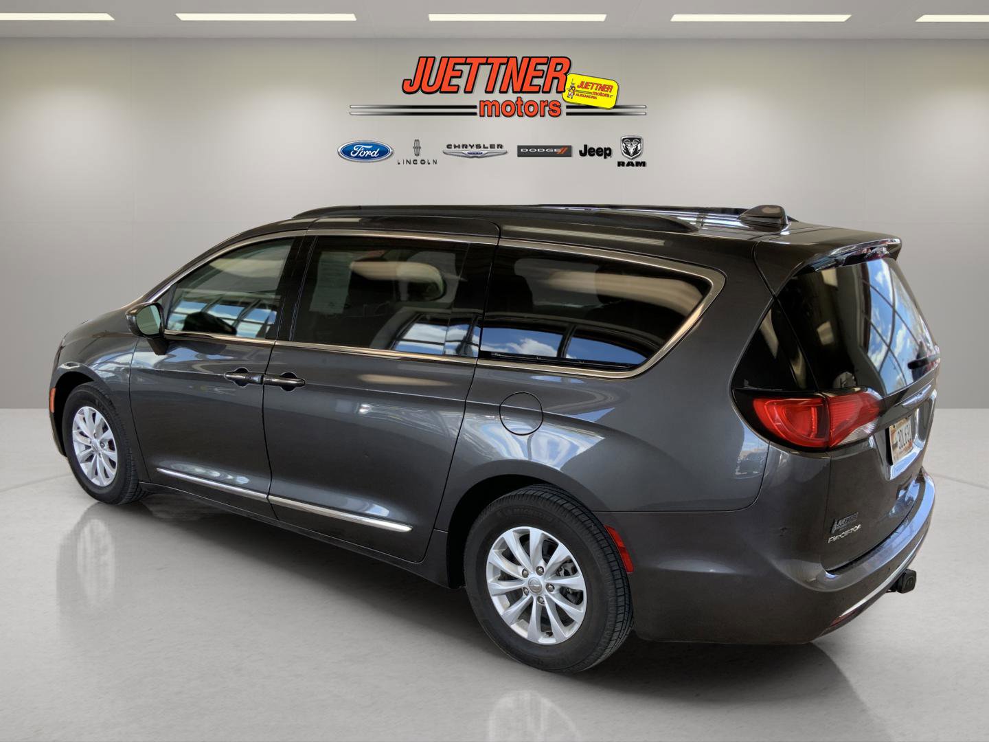 Used 2017 Chrysler Pacifica Touring-L FWD image 5