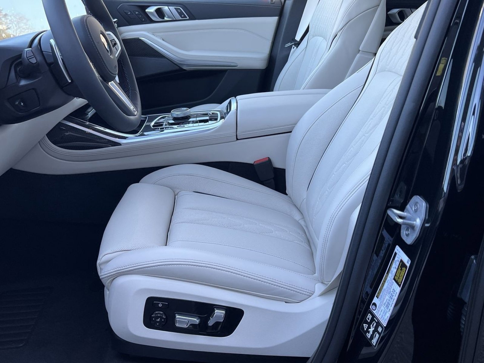 Used 2025 BMW X7 M60i image 10