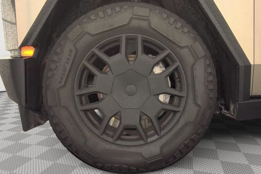 Used 2024 Tesla Cybertruck AWD Crew Cab image 11