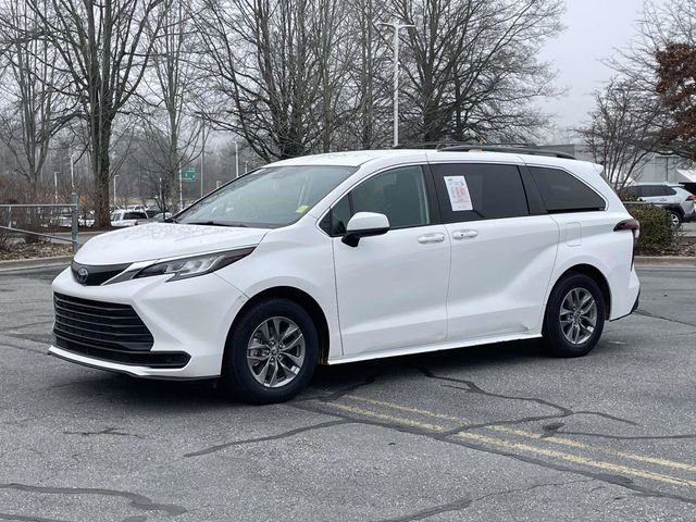 Used 2022 Toyota Sienna LE image 1