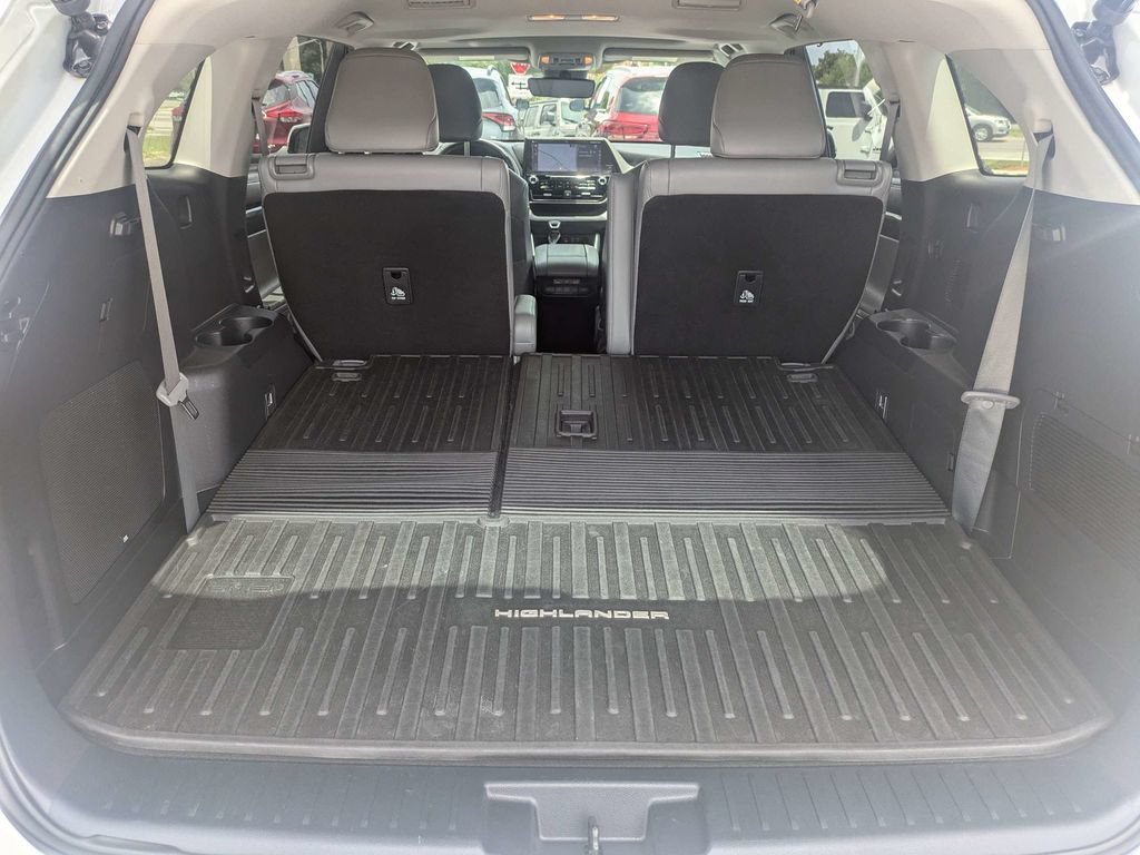Used 2022 Toyota Highlander Limited FWD image 11