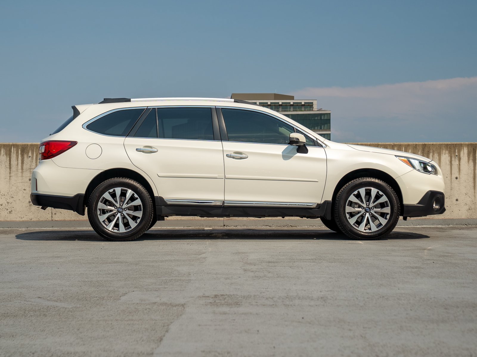 Used 2017 Subaru Outback 3.6R Touring w/ Popular Package #5A AWD/4WD image 6