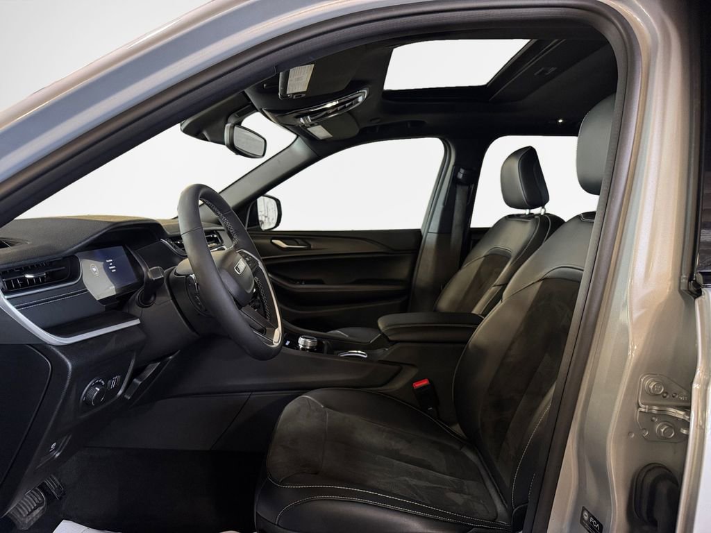 Used 2023 Jeep Grand Cherokee Altitude image 12