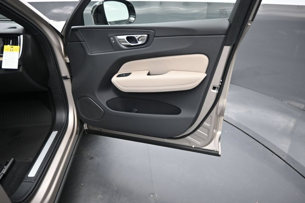 New 2026 Volvo XC60 T8 Plus w/ Protection Package Premier AWD/4WD image 18