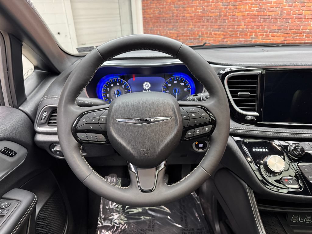 Used 2025 Chrysler Pacifica Limited FWD image 14