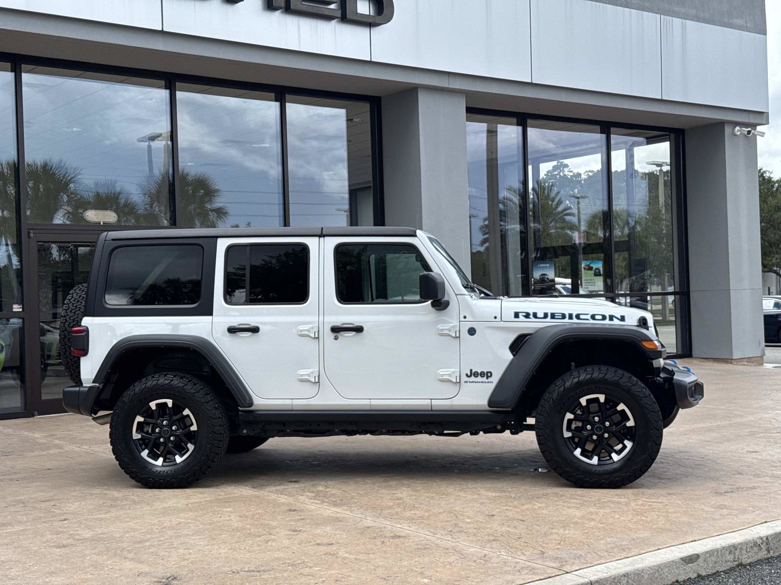 Used 2025 Jeep Wrangler Unlimited Rubicon 4xe w/ Safety Group AWD/4WD image 2