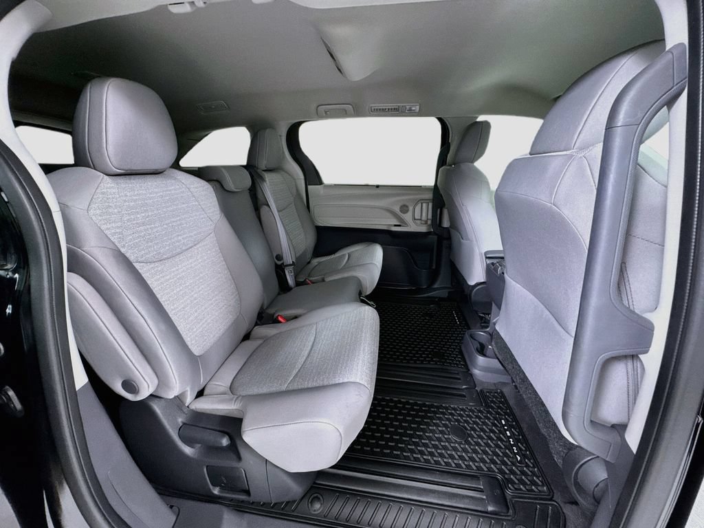 Used 2024 Toyota Sienna LE FWD image 28