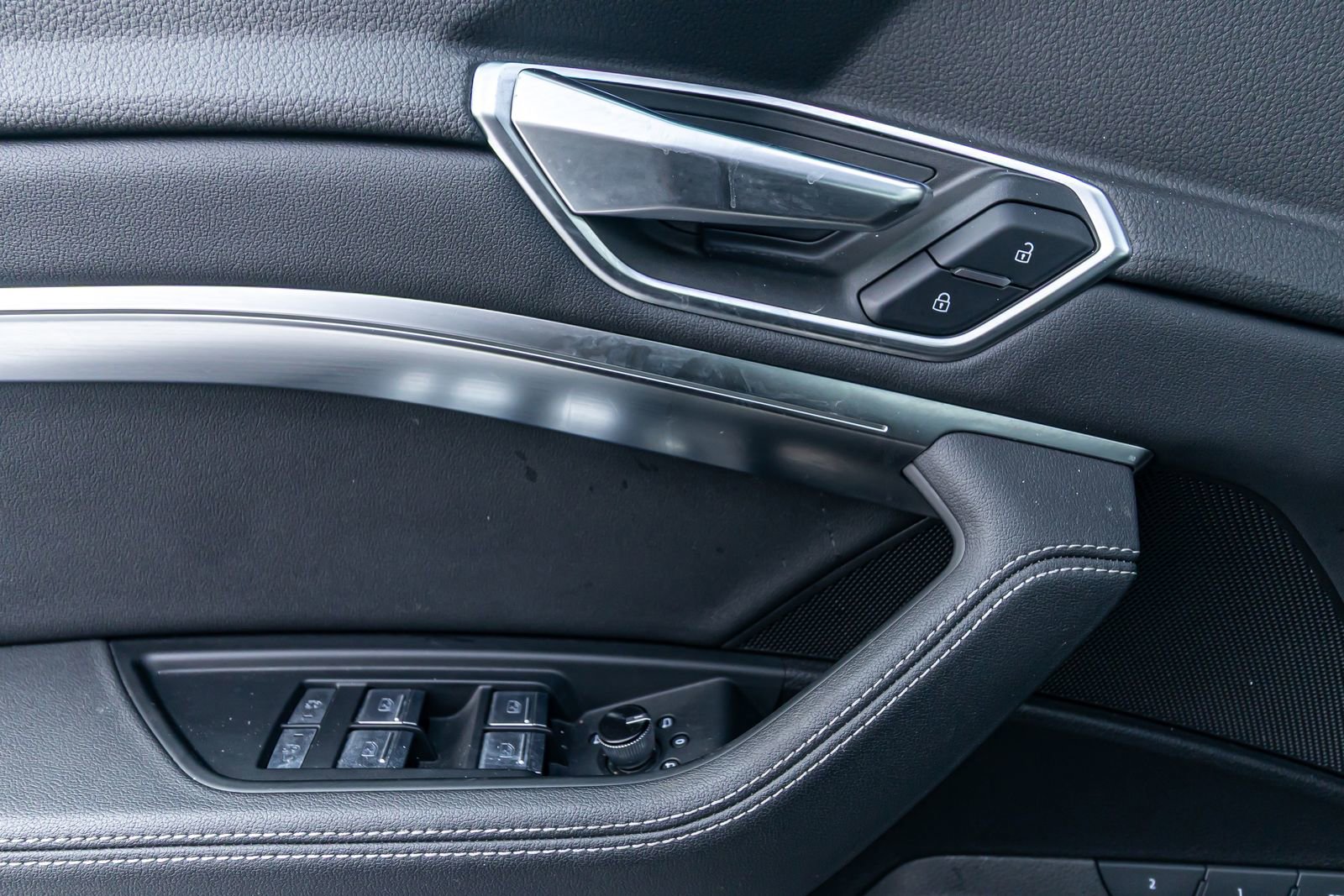 Used 2021 Audi e-tron Premium Plus w/ Premium Plus Package image 22