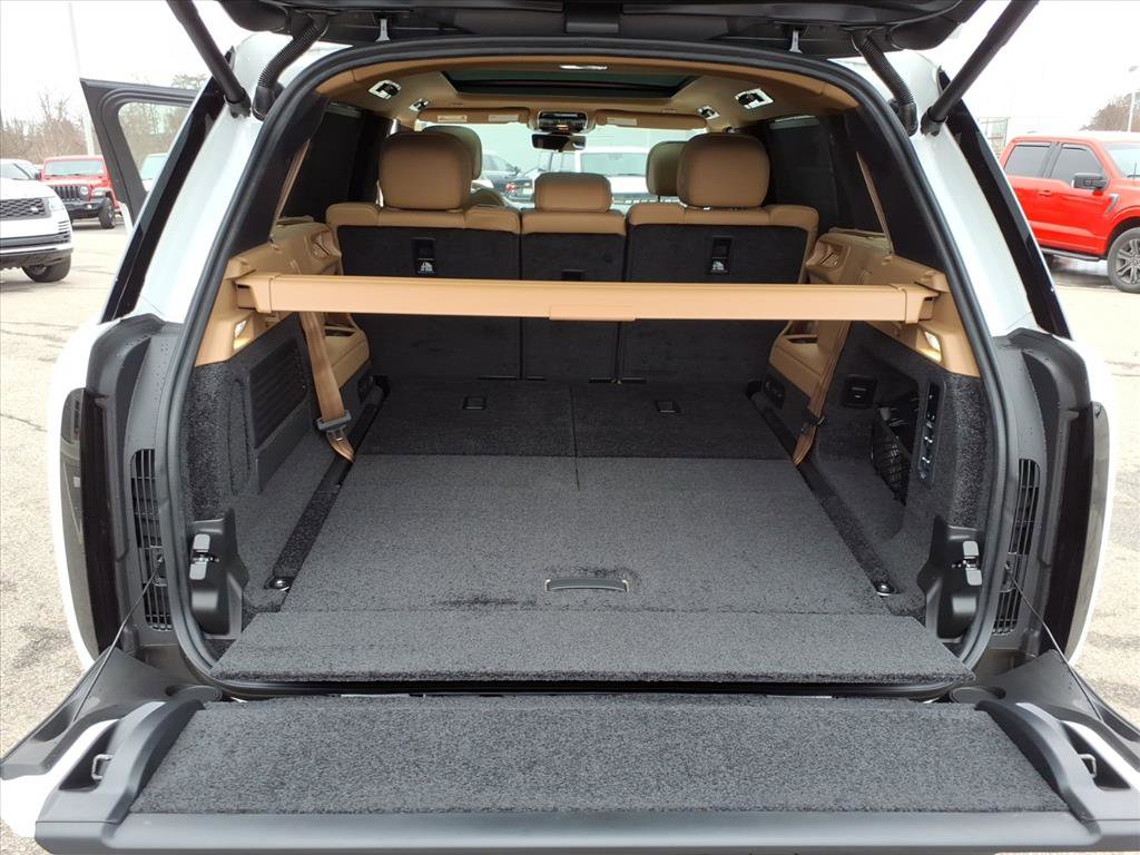 New 2025 Land Rover Range Rover Long Wheelbase SE image 12
