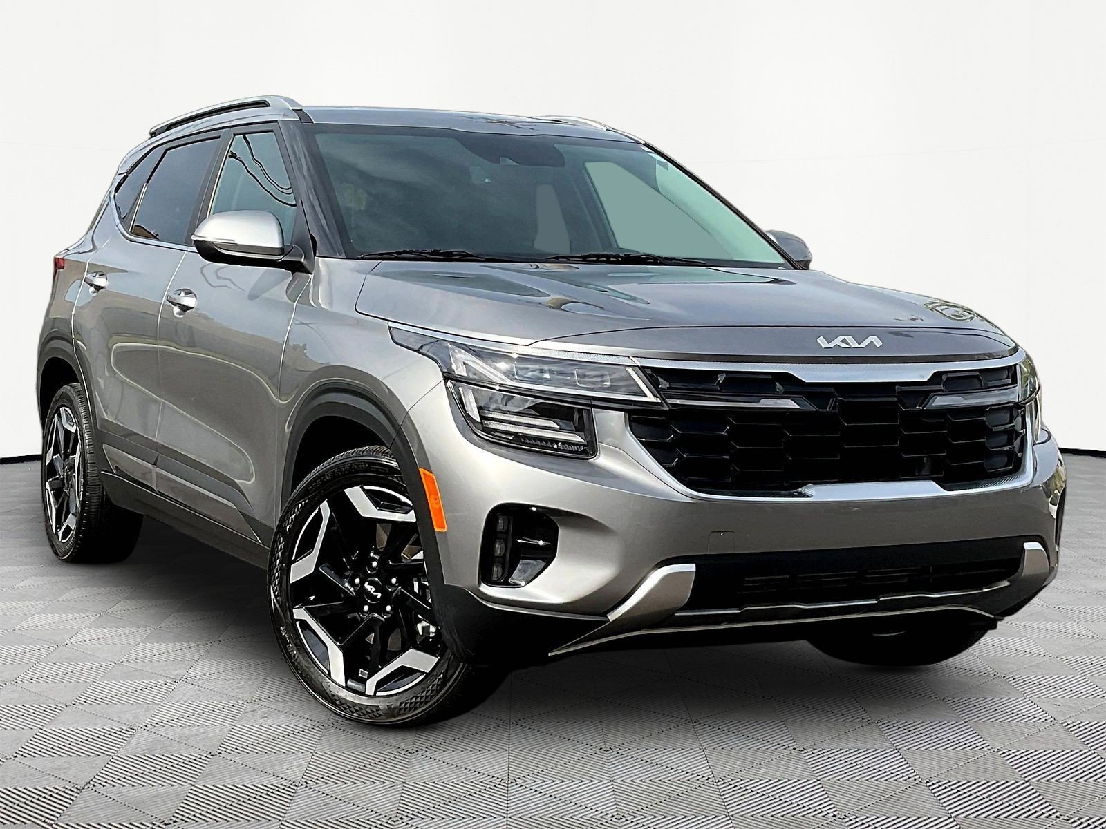Used 2024 Kia Seltos SX w/ SX Sunroof Package AWD/4WD image 3