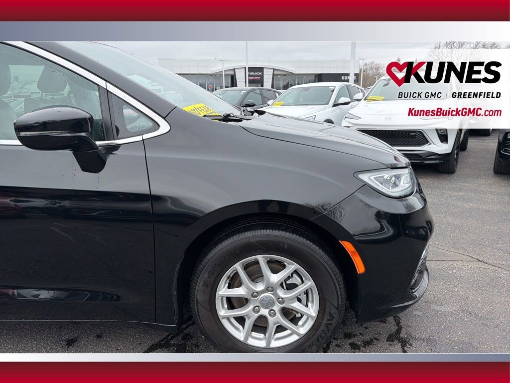 Used 2025 Chrysler Pacifica Select image 15