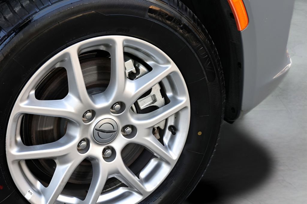 Used 2025 Chrysler Pacifica Select image 11