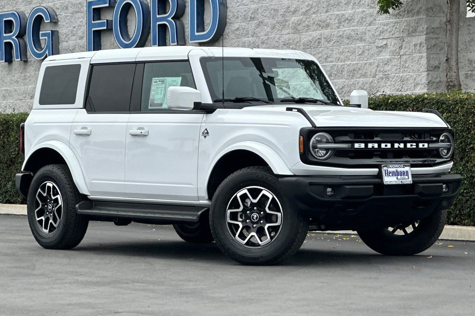 Used 2025 Ford Bronco Outer Banks image 2