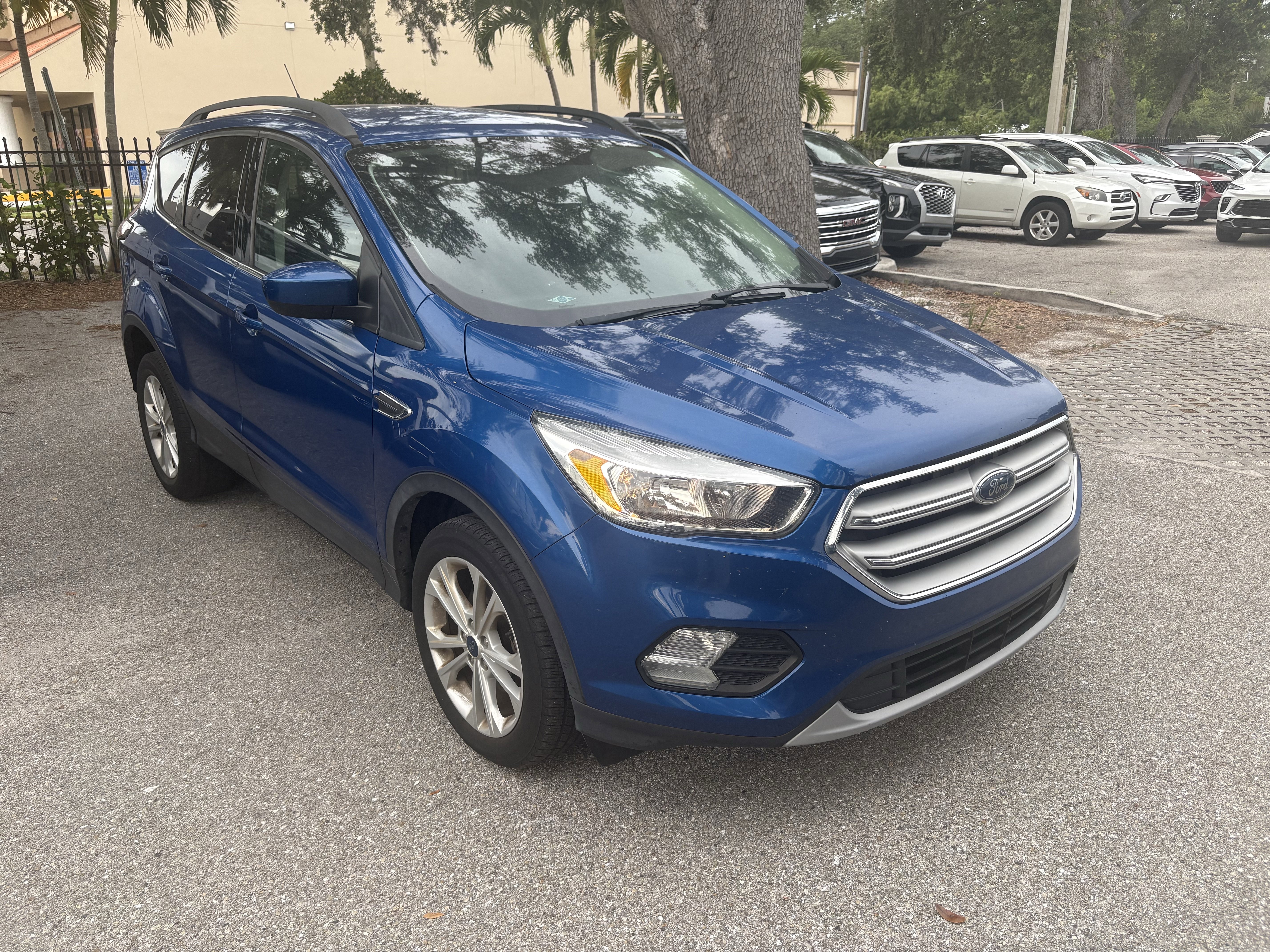 Used 2018 Ford Escape SE w/ SE Sync 3 Package FWD image 1