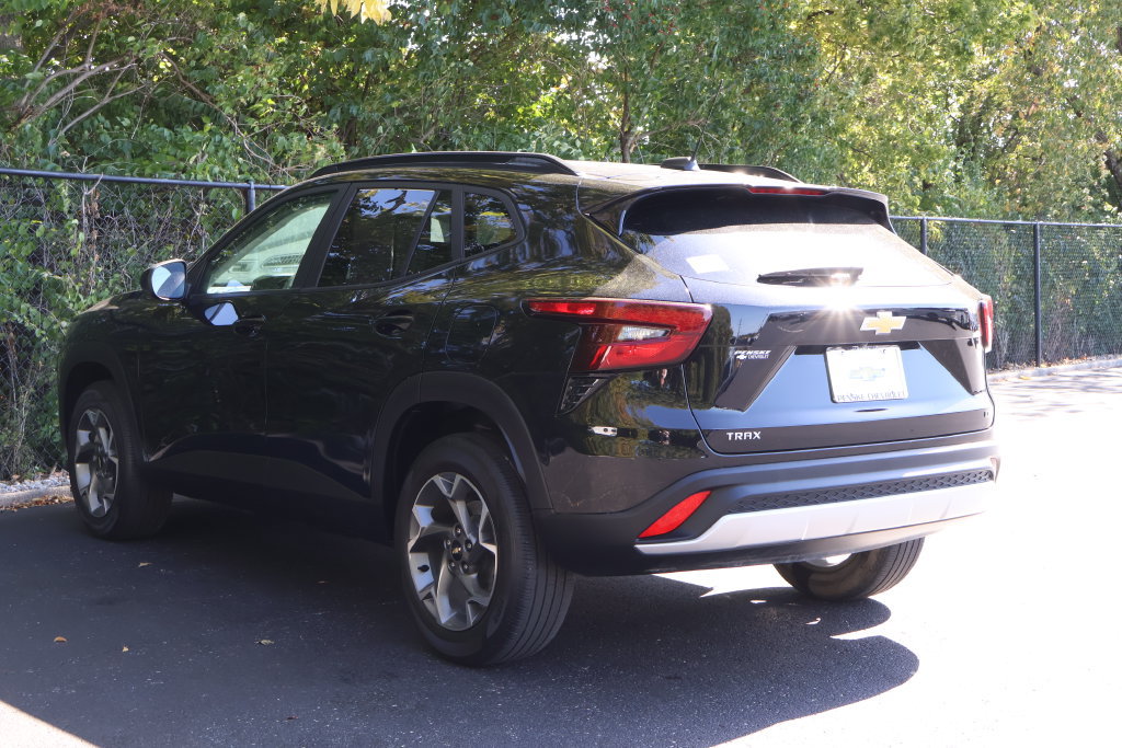 Used 2025 Chevrolet Trax LT FWD image 5