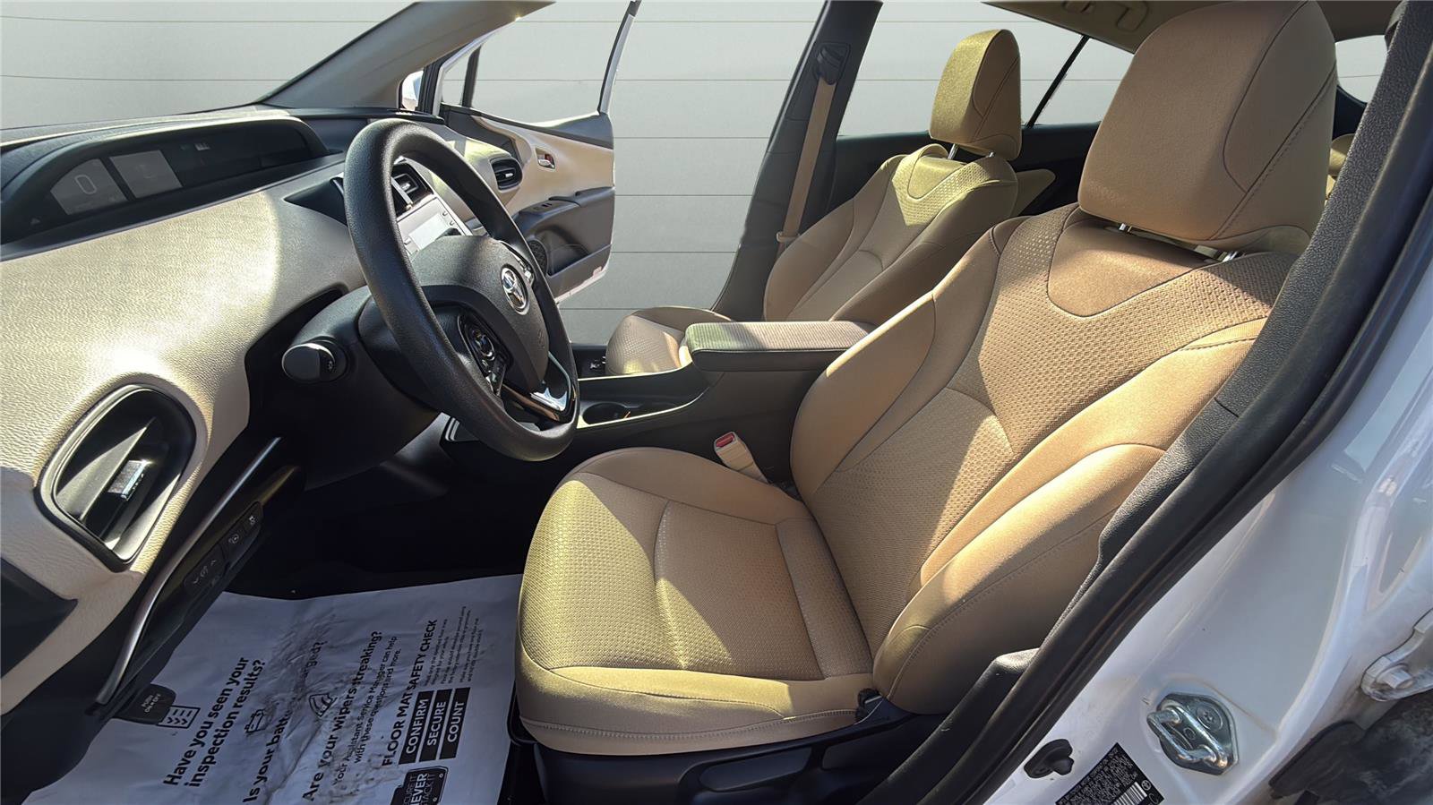 Used 2022 Toyota Prius LE image 10