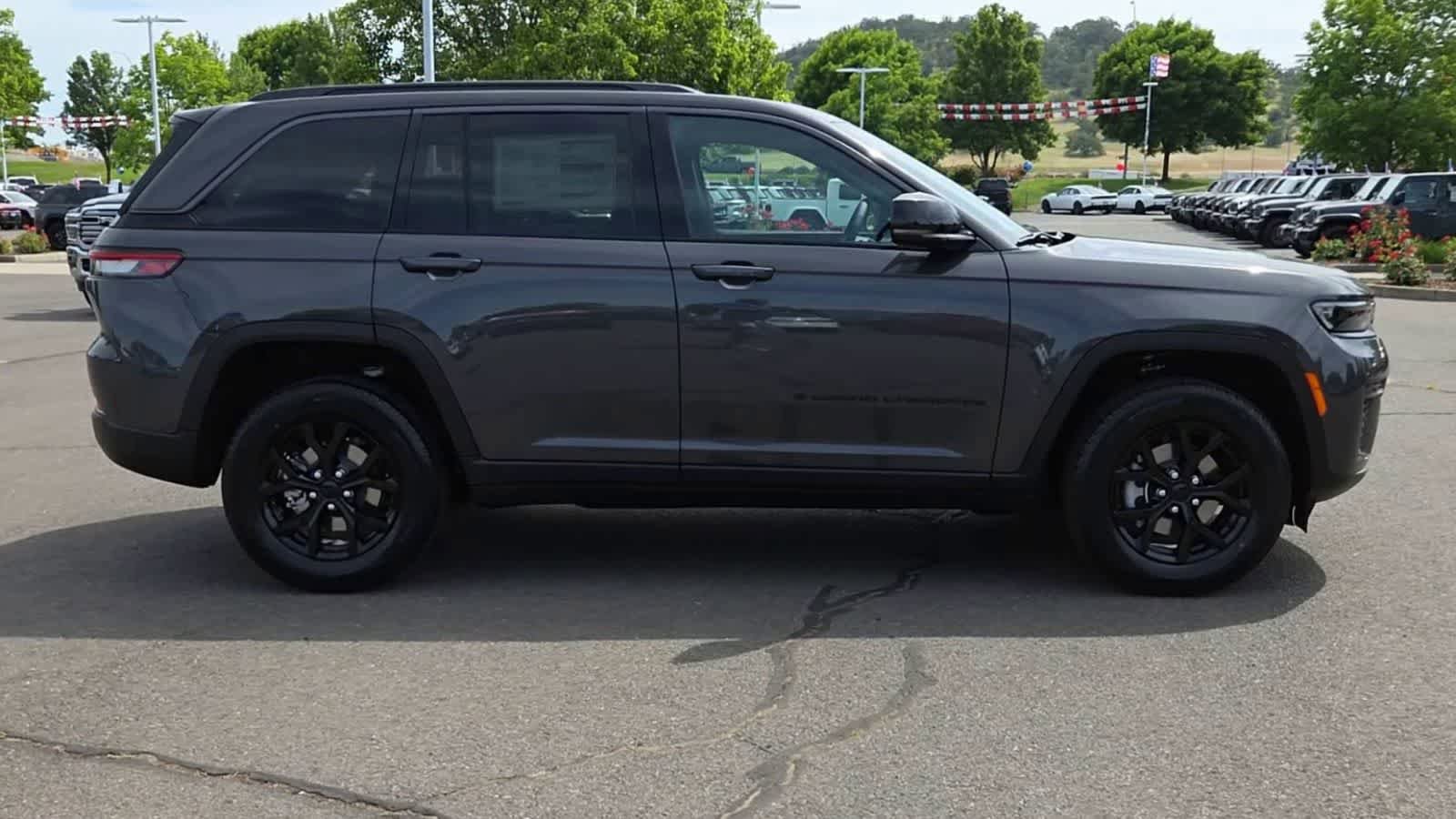 New 2026 Jeep Grand Cherokee Altitude AWD/4WD image 9