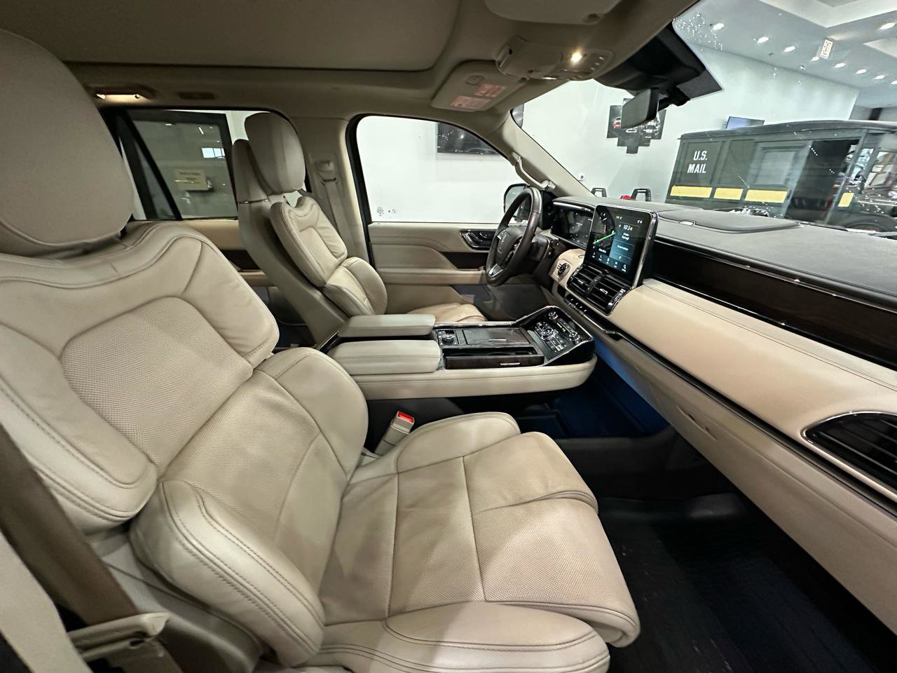 Used 2021 Lincoln Navigator L Reserve w/ Luxury Package AWD/4WD image 12