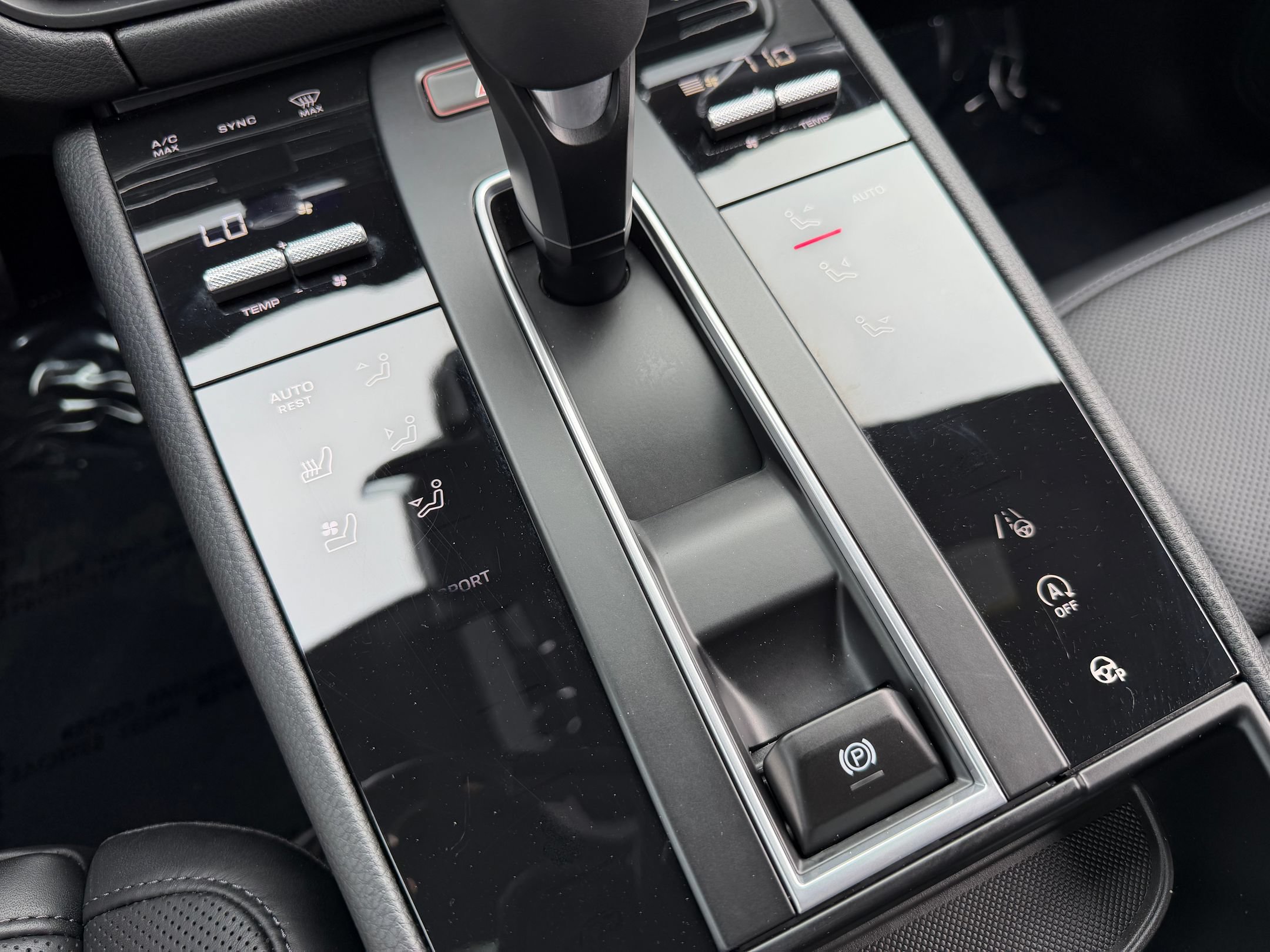 Certified 2026 Porsche Macan AWD/4WD image 16