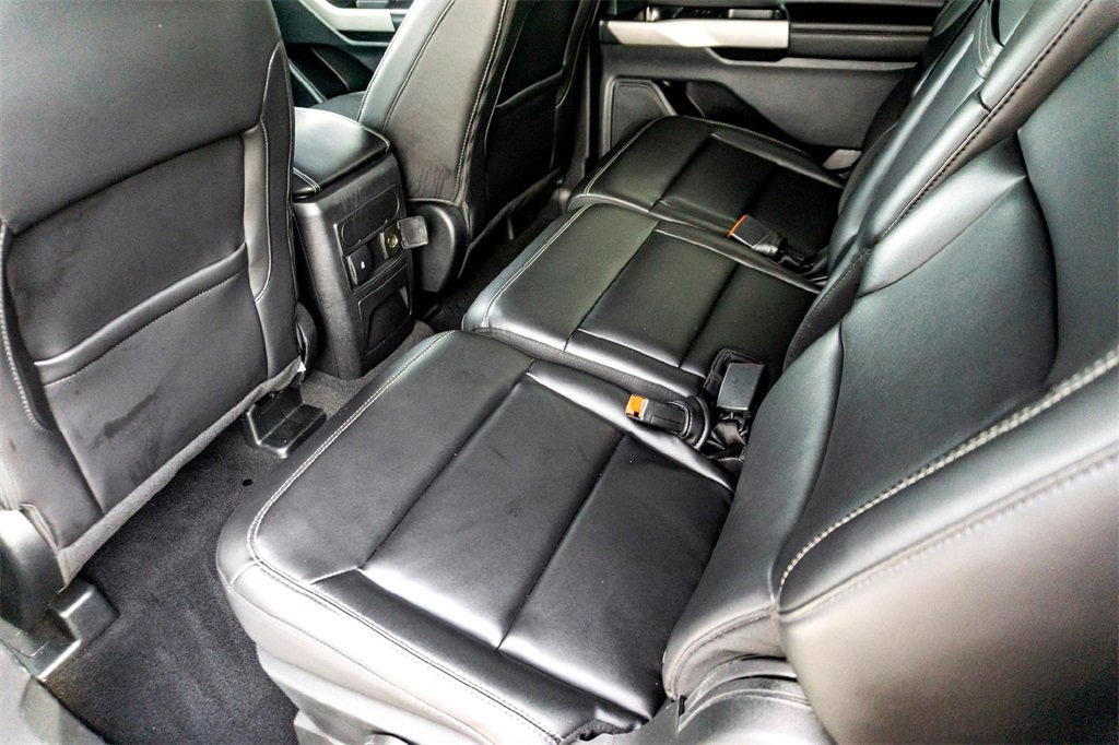 Used 2024 Ford Explorer XLT w/ Equipment Group 202A image 28