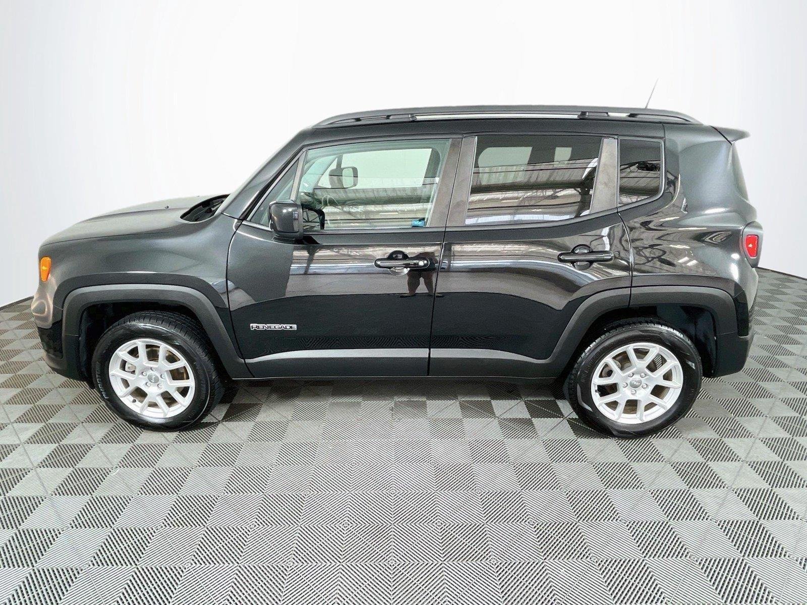 Used 2020 Jeep Renegade Latitude w/ Cold Weather Group AWD/4WD image 4