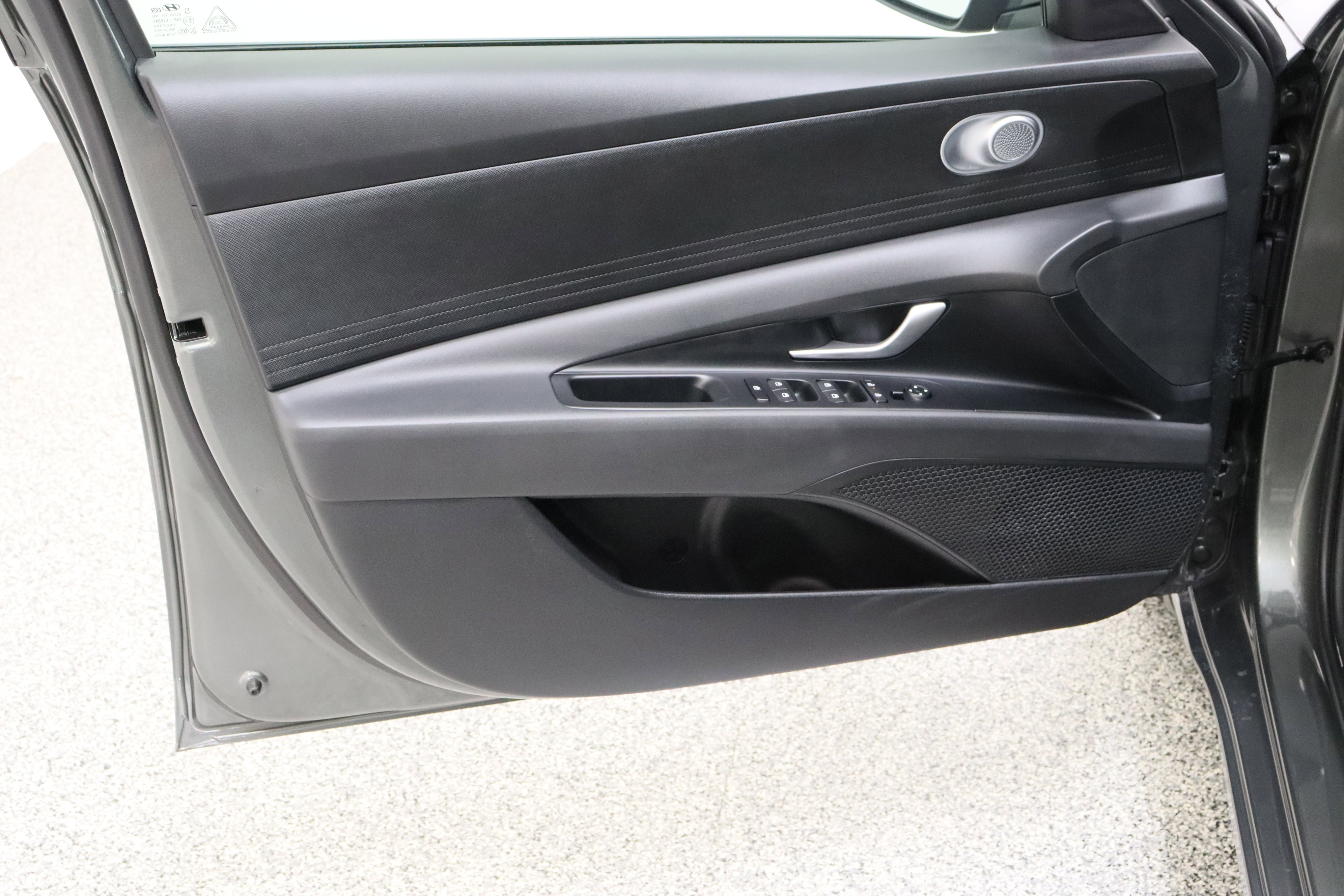 Used 2025 Hyundai Elantra SE image 12