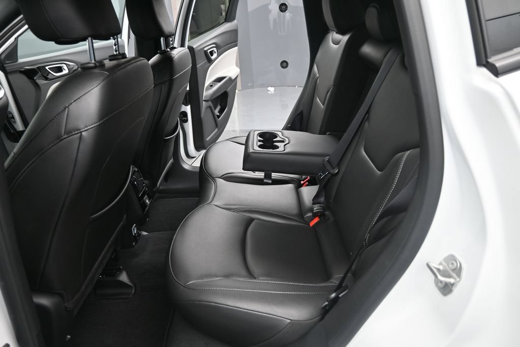 Used 2025 Jeep Compass Limited AWD/4WD image 17