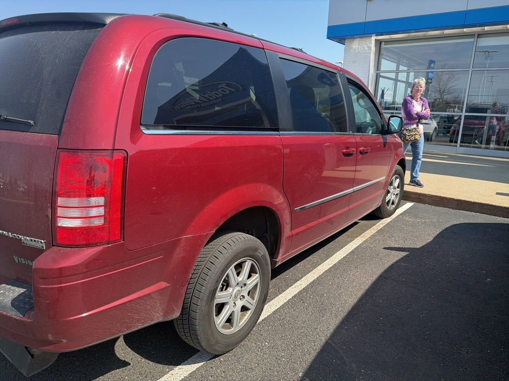 Used 2010 Chrysler Town & Country Touring Plus w/ Safetytec Group image 9
