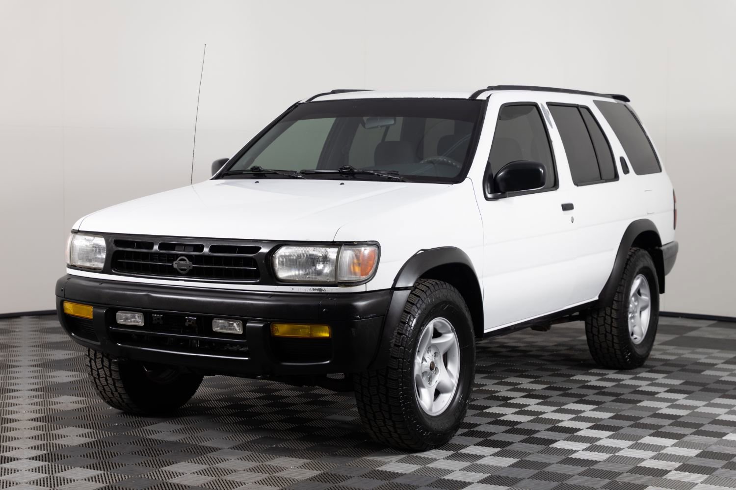 Used 1997 Nissan Pathfinder LE AWD/4WD image 2