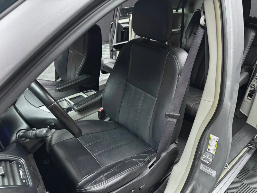 Used 2016 Chrysler Town & Country Touring w/ Driver Convenience Group image 28
