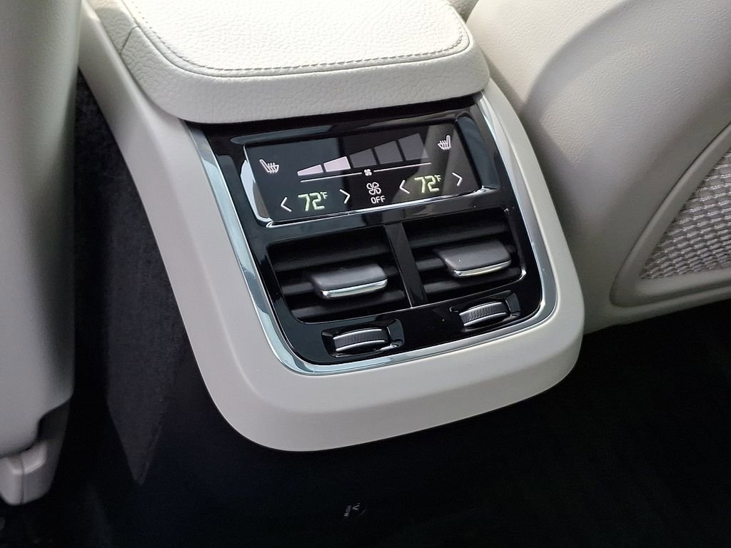 Used 2017 Volvo XC90 T6 Momentum w/ Vision Package image 11