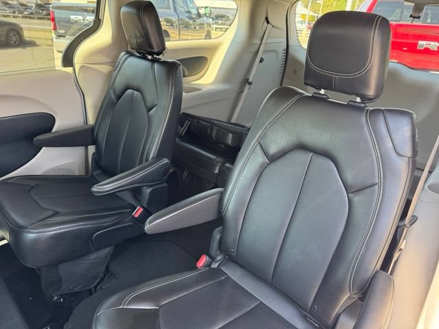 Used 2024 Chrysler Pacifica Touring-L FWD image 12