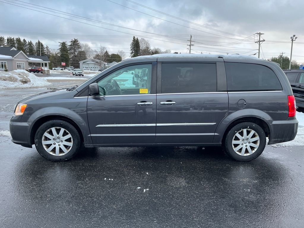 Used 2016 Chrysler Town & Country Touring w/ Driver Convenience Group image 2