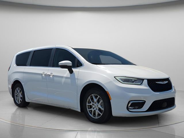 Used 2023 Chrysler Pacifica Touring-L FWD image 5